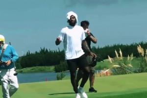 這么上頭的嗎??詹姆斯中國(guó)行凌晨落地上海，打高爾夫“倒時(shí)差”